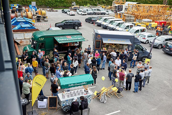 Übersichtsbild vom Mitarbeiterfest mit Foodtrucks beim neuen Bauhof in Tschagguns Mauren