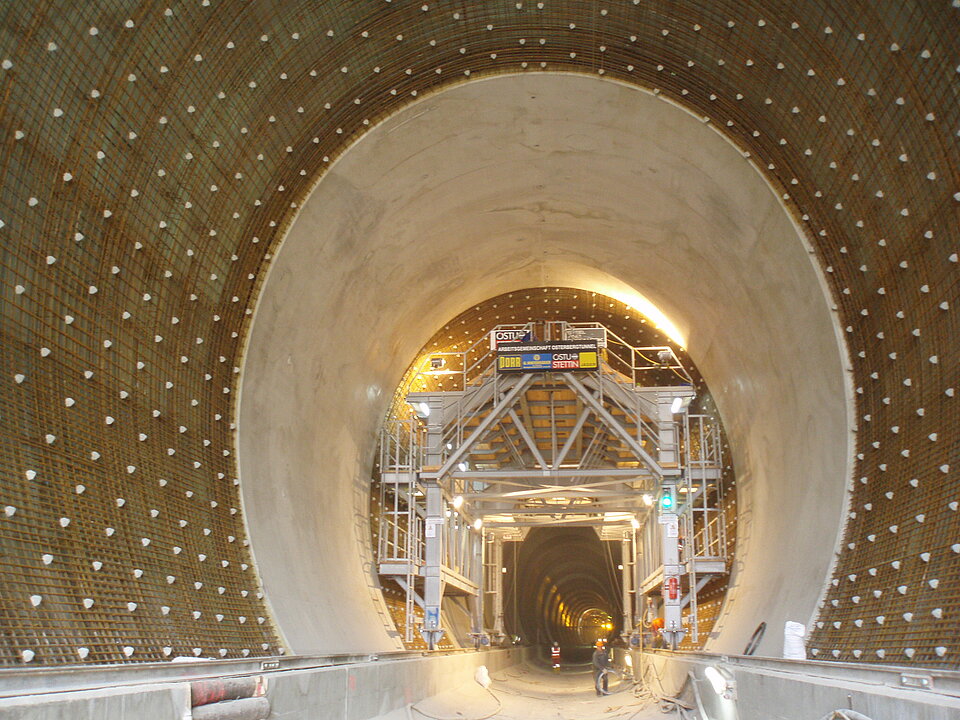 Armierwagen beim Einbau der Betoninnenschale Osterbergtunnel