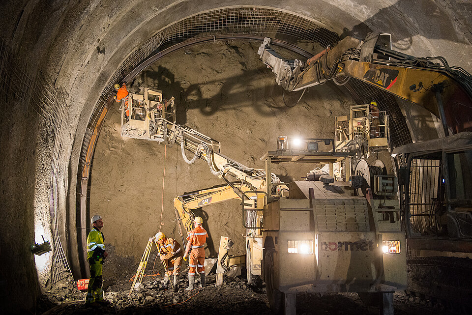 Mitarbeiter beim Bogeneinbau mittels Hebebühne und Bagger