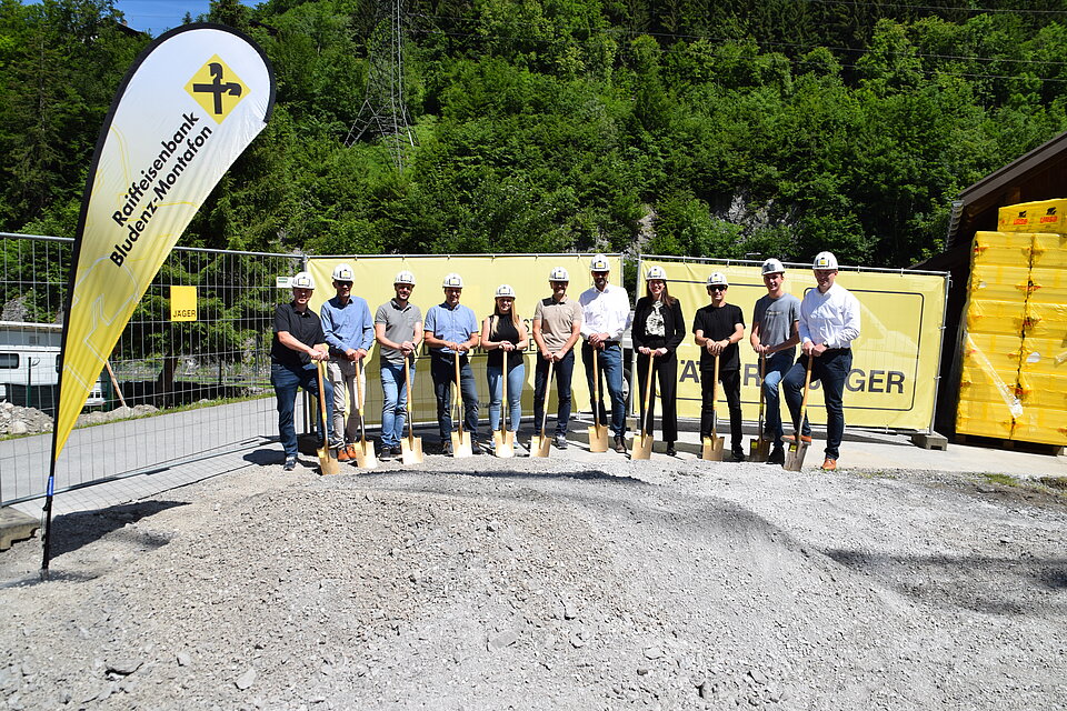 Gruppenfoto beim Spatenstich Raiffeisenbank Dalaas