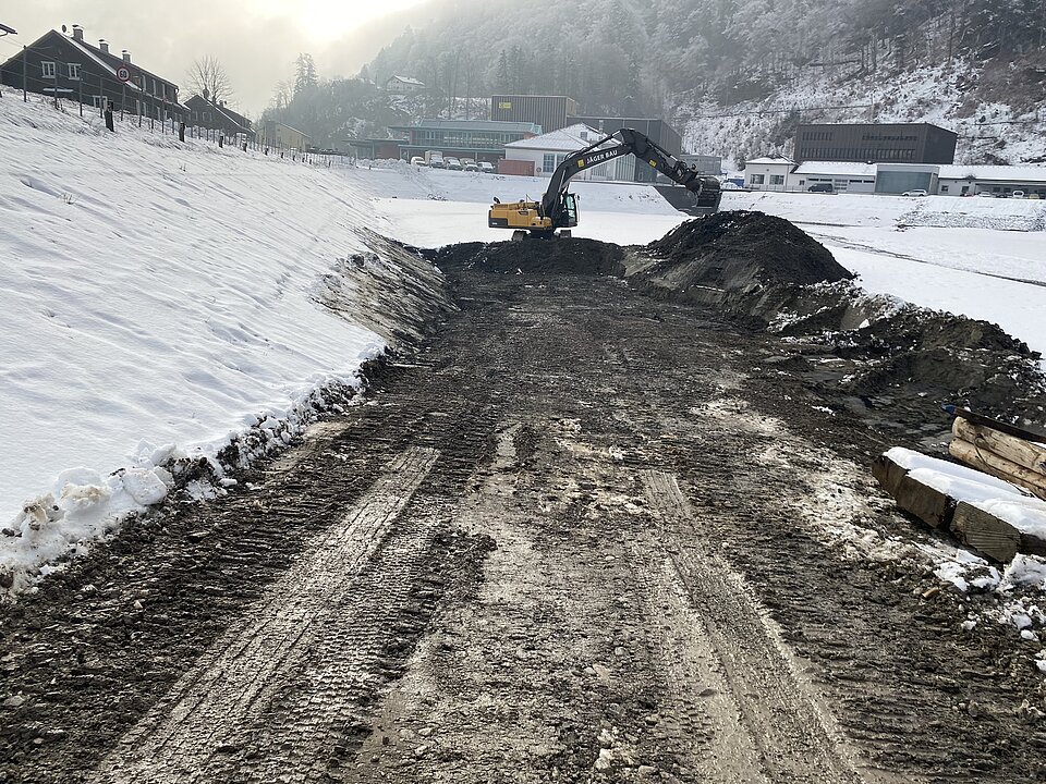 Bagger bei der Arbeit bei der Beckensanierung Rodundwerk I