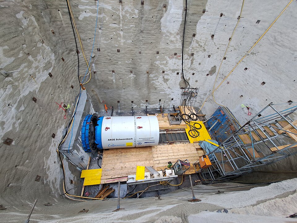 Microtunnelbohrmaschine in Startposition beim Projekt Hochwasserschutz Schwarzbach