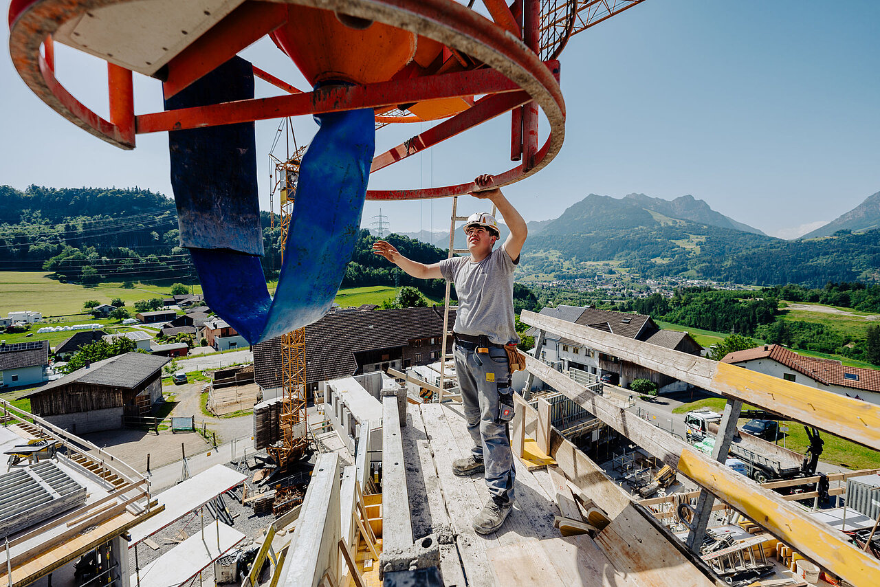 Jaeger Bau Lehrling Hochbau bei der Arbeit