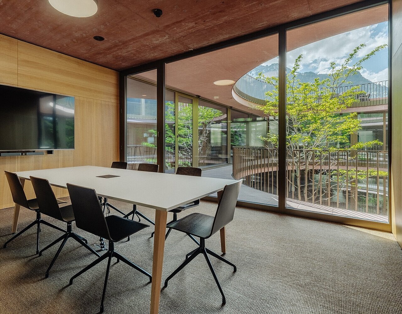 Jäger Bau Firmenzentrale Besprechungszimmer mit Blick in den begrünten Innenhof