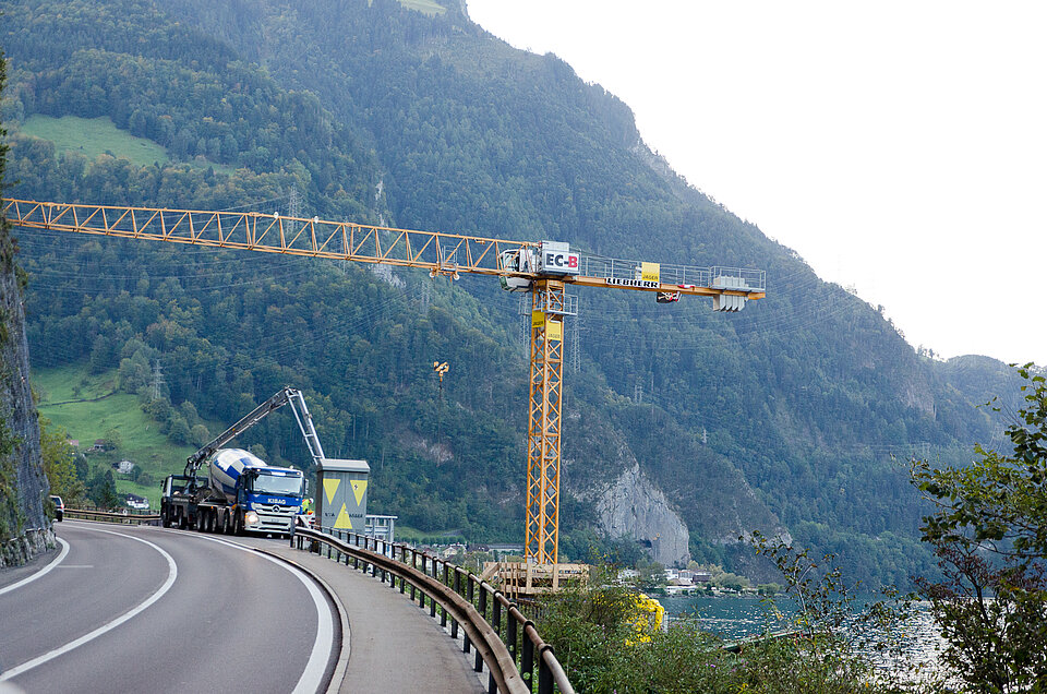 Baustelleneinrichtung am Vierwaldstättersee mit Hochbaukran und Fahrmischer mit Betonpumpe