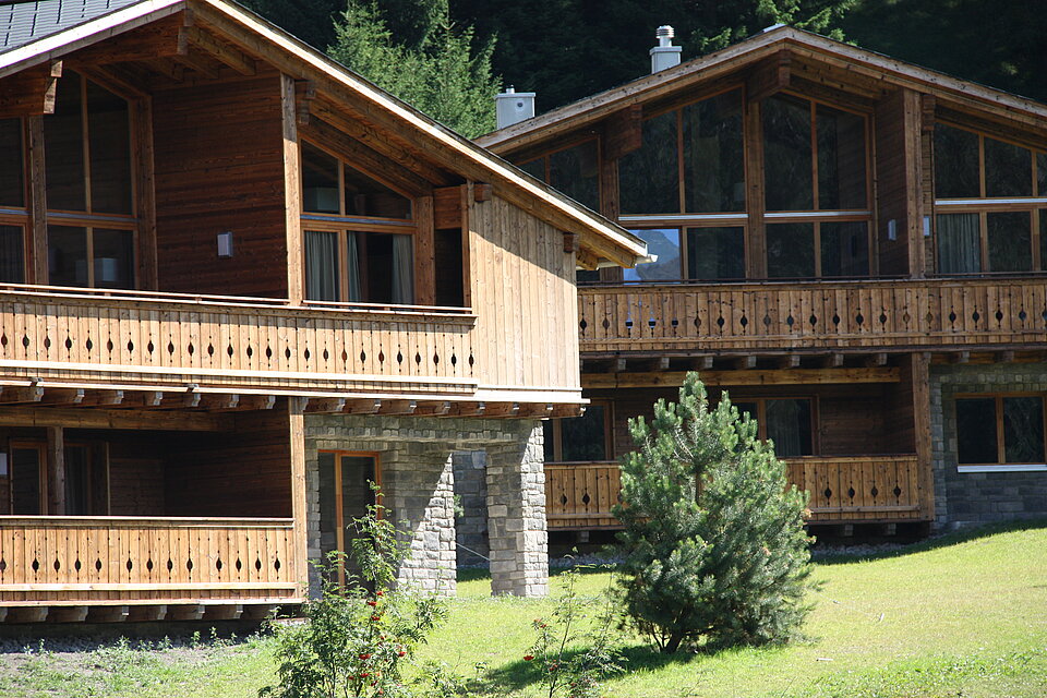 Außenansicht von zwei Häuser im Priva Alpine Lodge Resort