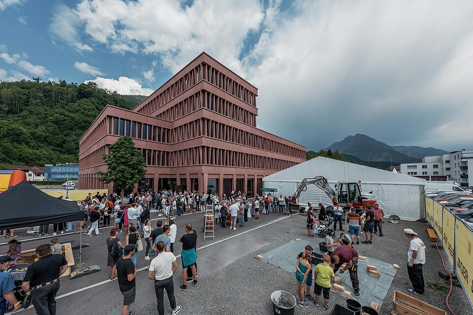 Firmengebäude mit Festgelände beim 100 Jahre Jäger Bau Familienfest