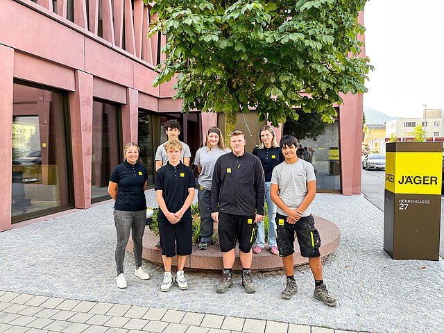 Gruppenbild neue Lehrlinge mit Lehrlingsausbildnerin vor der Jäger Bau Firmenzentrale