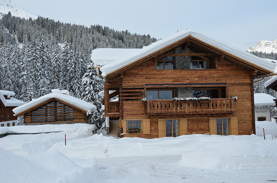 Außenaufnahme Lech Lodge im Winter