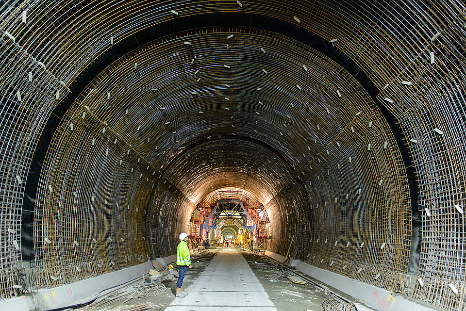 Blick in den Tunnel mit fertig gestellter Armierung