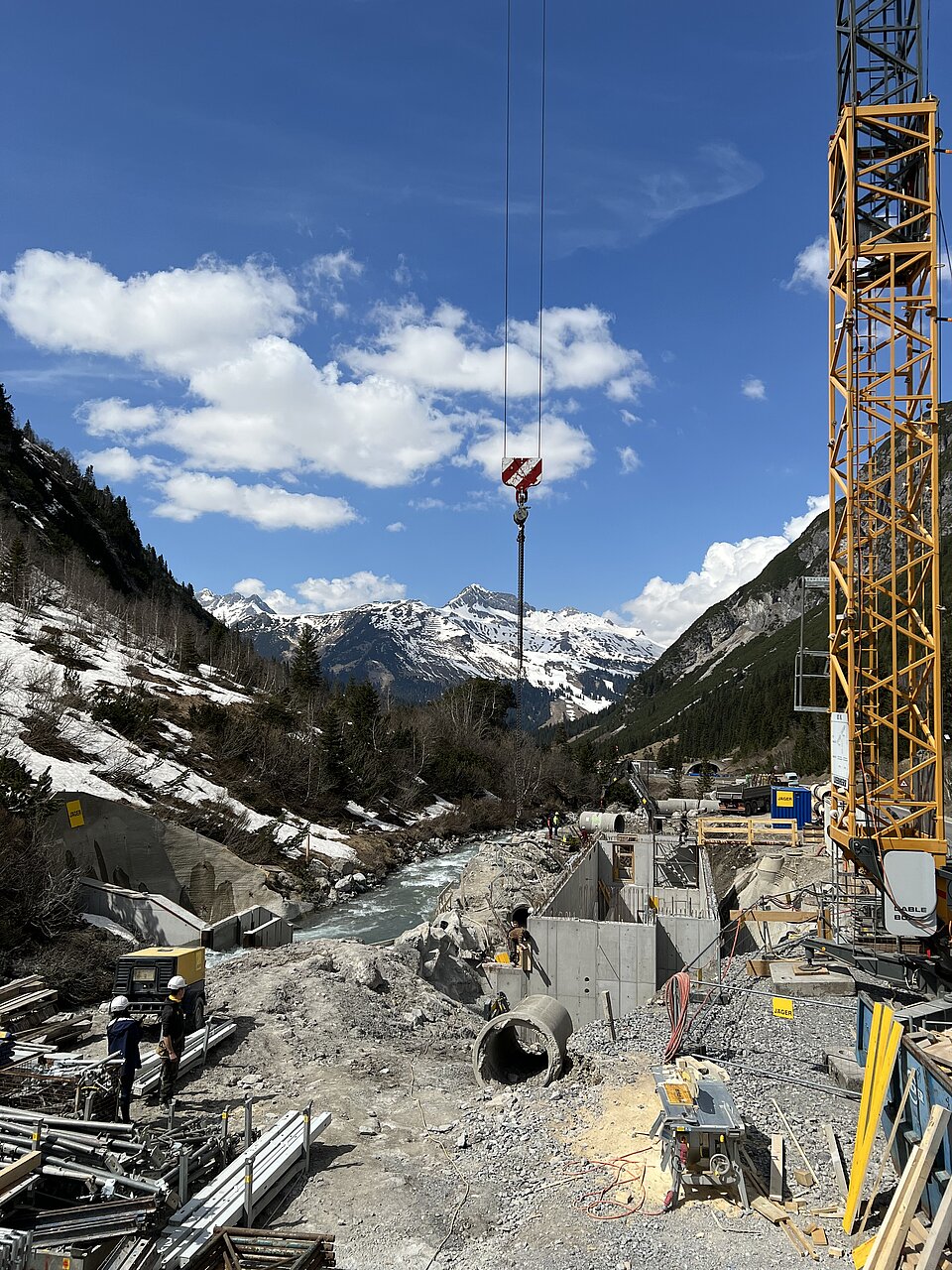 Übersichtsbild Baustelle am Zürsbach mit Kran