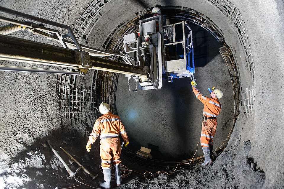 Drei Mitarbeiter beim Sicherungseinbau im Sprengvortrieb