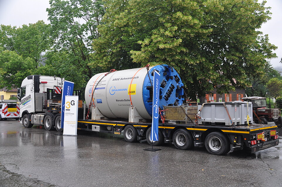 Anlieferung der Microtunnelbohrmaschine per LKW