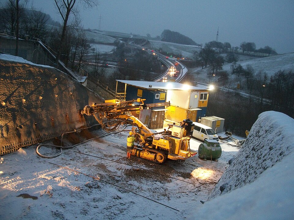 Voreinschnitt mit Raupenbohrgerät im Winter