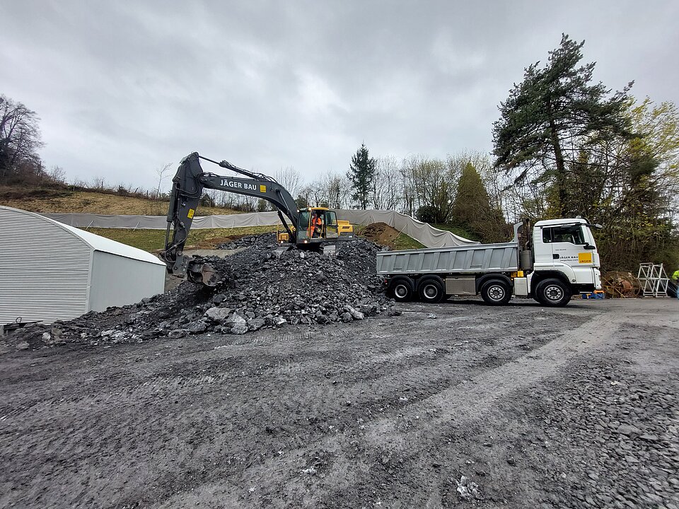 Bagger am Bauschutt aufladen