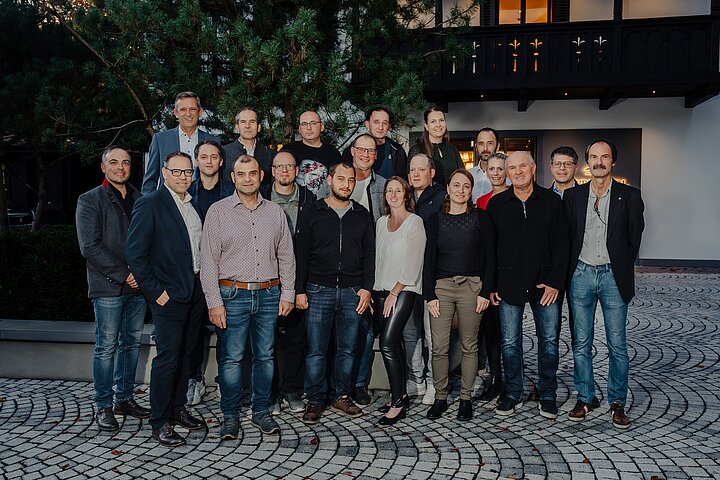 Gruppenfoto von Jäger Bau Mitarbeiterinnen mit der Geschäftsführung