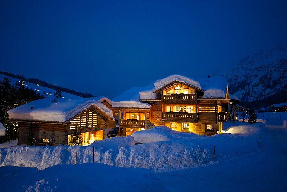 Außenaufnahme Lech Lodge im Winter bei Nacht