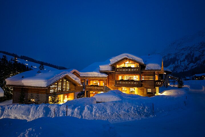 Außenaufnahme Lech Lodge im Winter bei Nacht