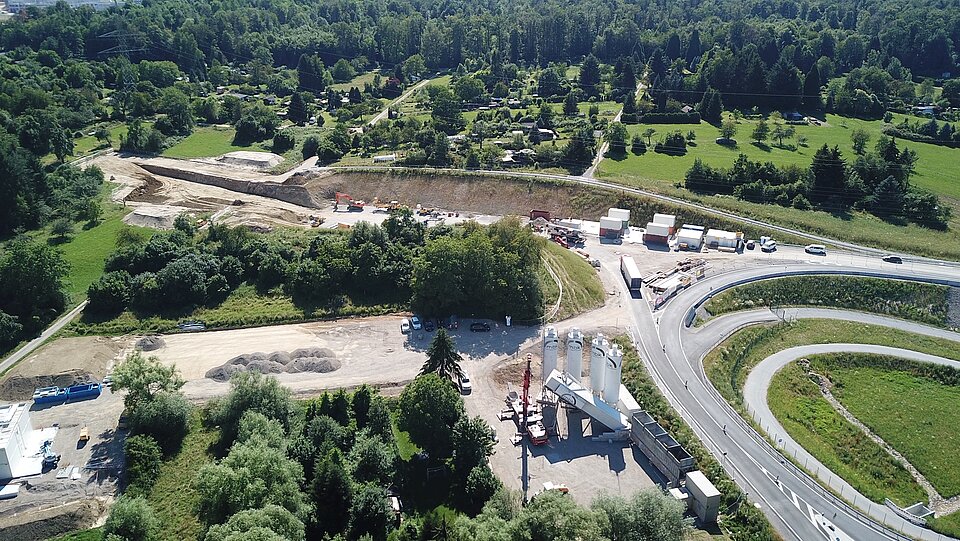 Baustelleneinrichtung mit Betonmischanlage und Voreinschnitt, Arlinger Tunnel