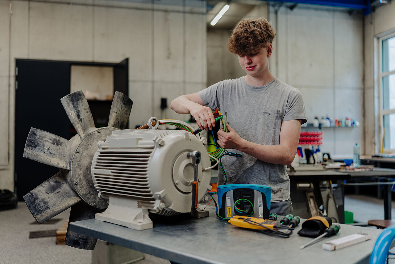 Jäger Bau Lehrling Elektrotechnik bei der Arbeit