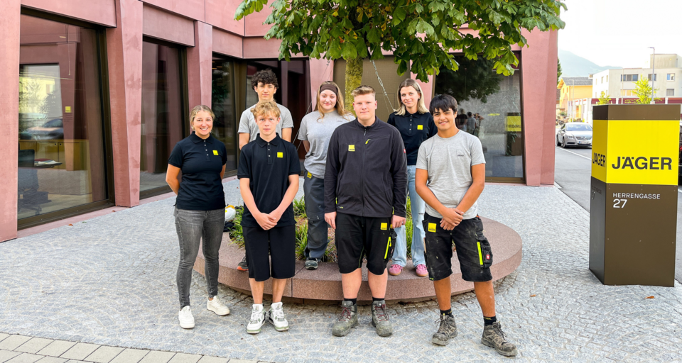 Gruppenbild neue Lehrlinge mit Lehrlingsausbildnerin vor der Jäger Bau Firmenzentrale