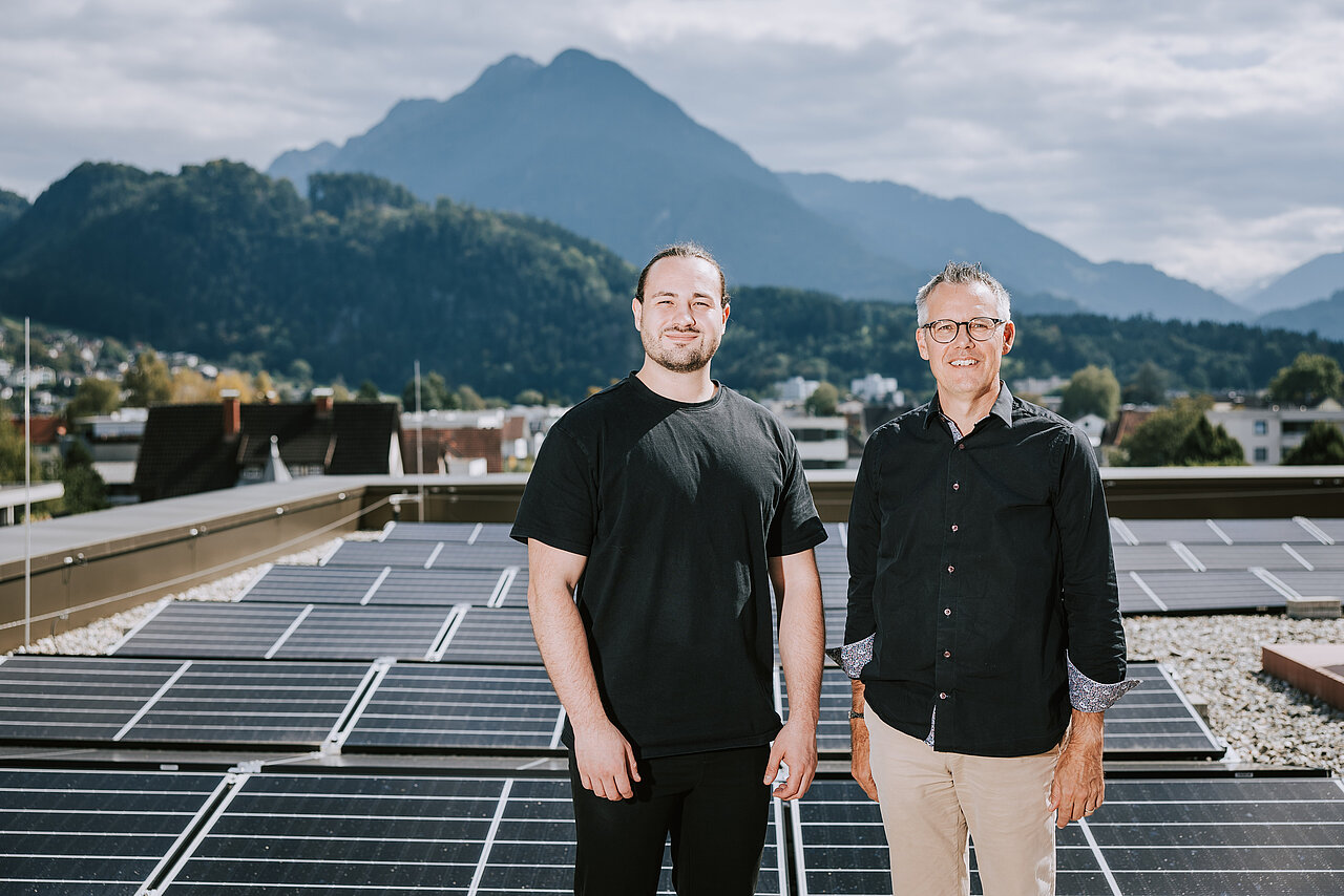 Franz und Markus vor der Photovoltaikanlage der Firmenzentrale