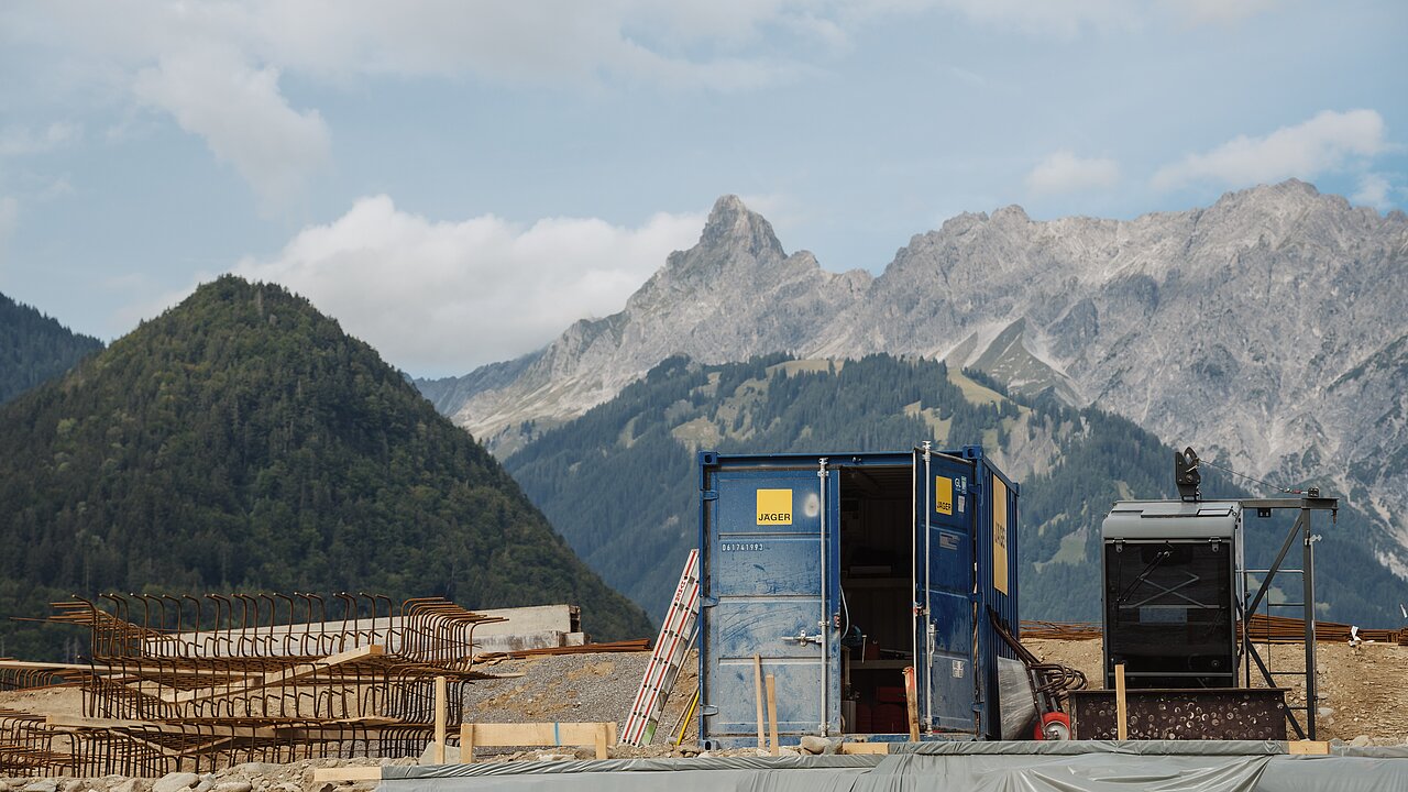 Jäger Bau Baucontainer vor Bergkulisse