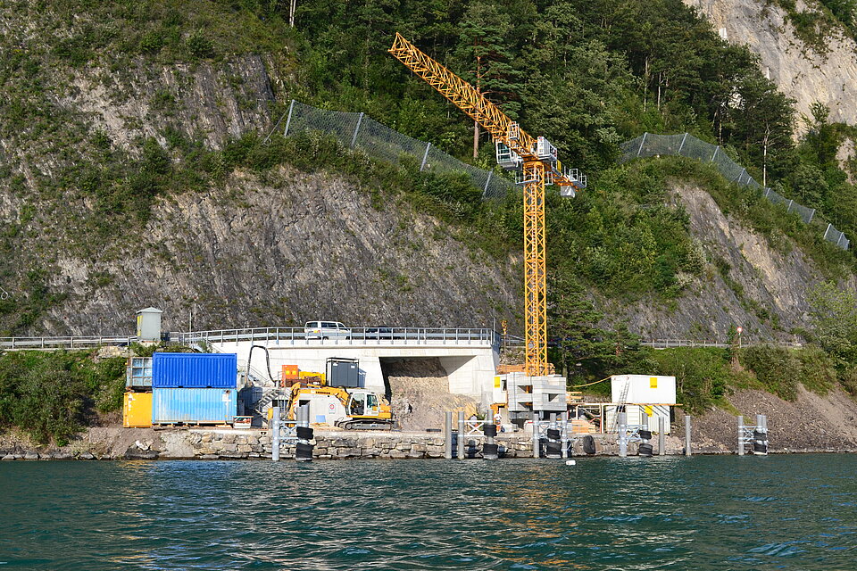 Baustelleneinrichtung mit Hochbau-Kran, Hydraulik-Bagger und Bürocontainer