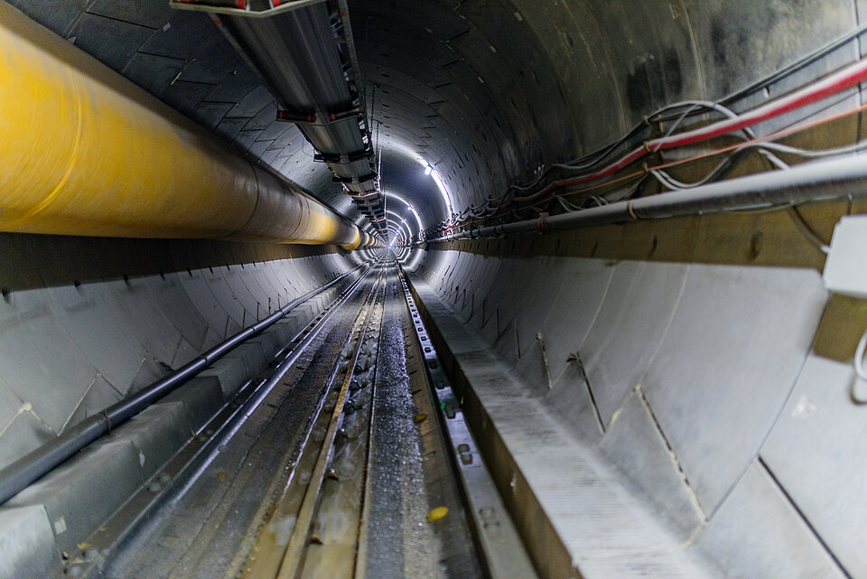 Blick in den Rohrstollen mit Stahlbetonfertigteilausbau