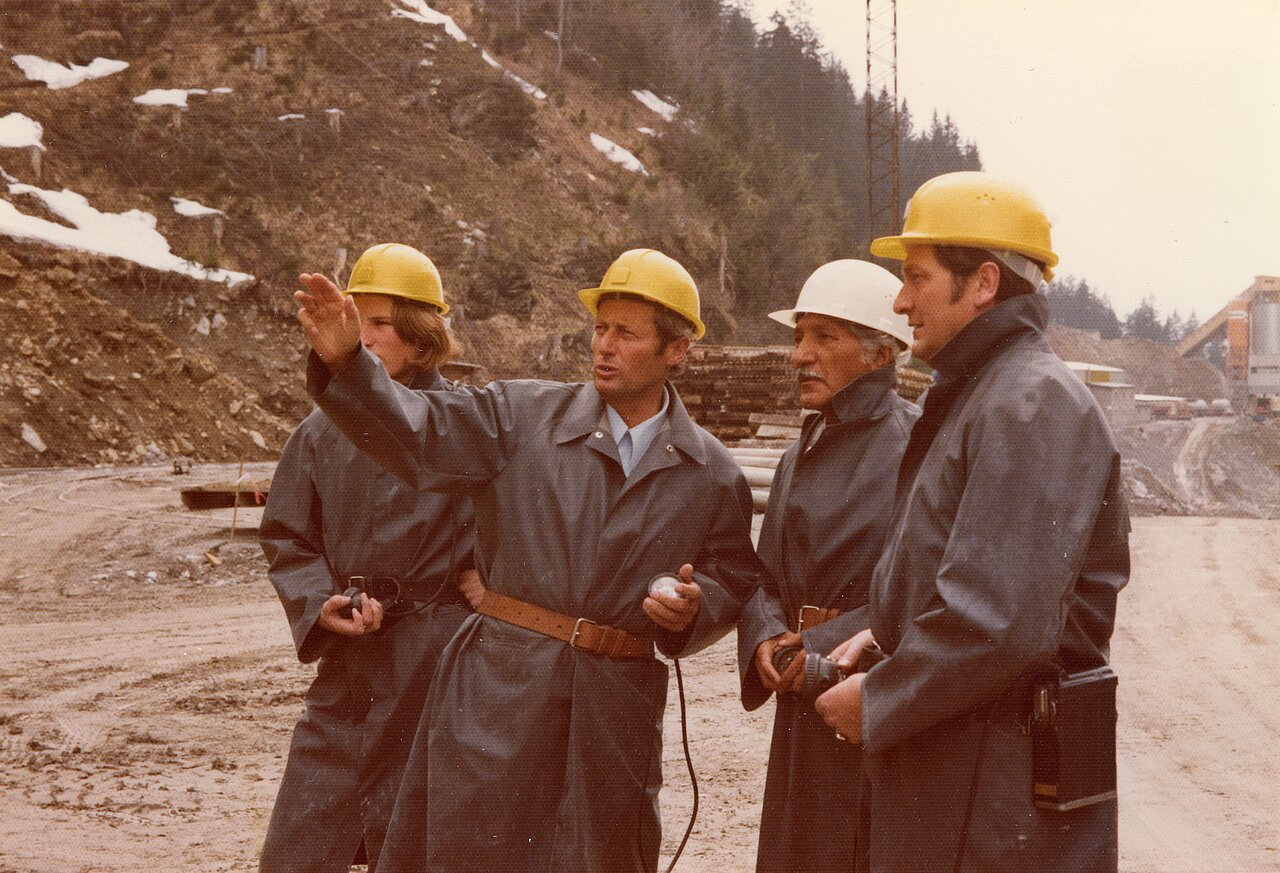 Besprechung von vier Personen bei der ARGE Arlbergstraßentunnel West 1974-1978