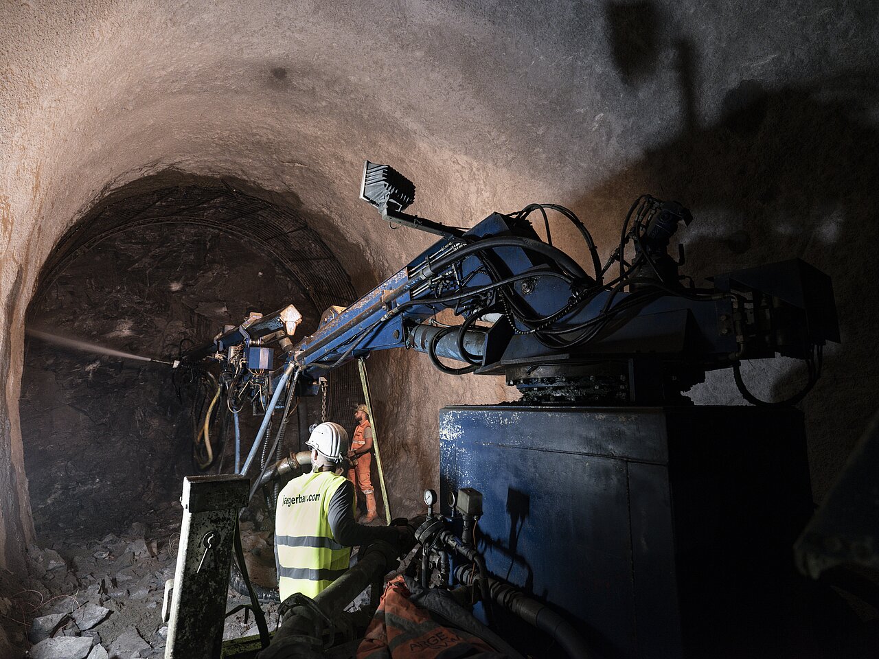 Zwei Jäger Bau Mitarbeiter bei Spritzbetonarbeiten im Tunnel