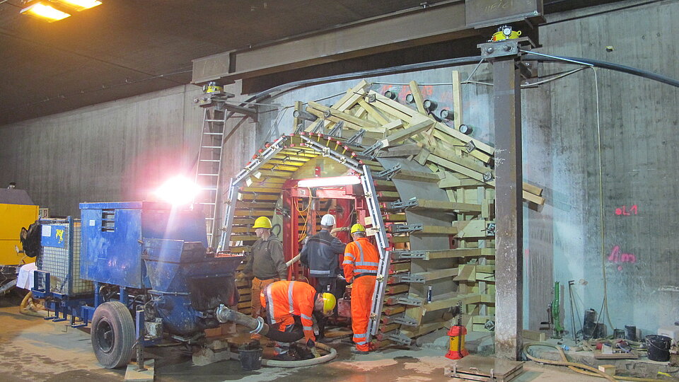 Mitarbeiter bei Arbeiten an der Betoninnenschale mit stationärer Betonpumpe