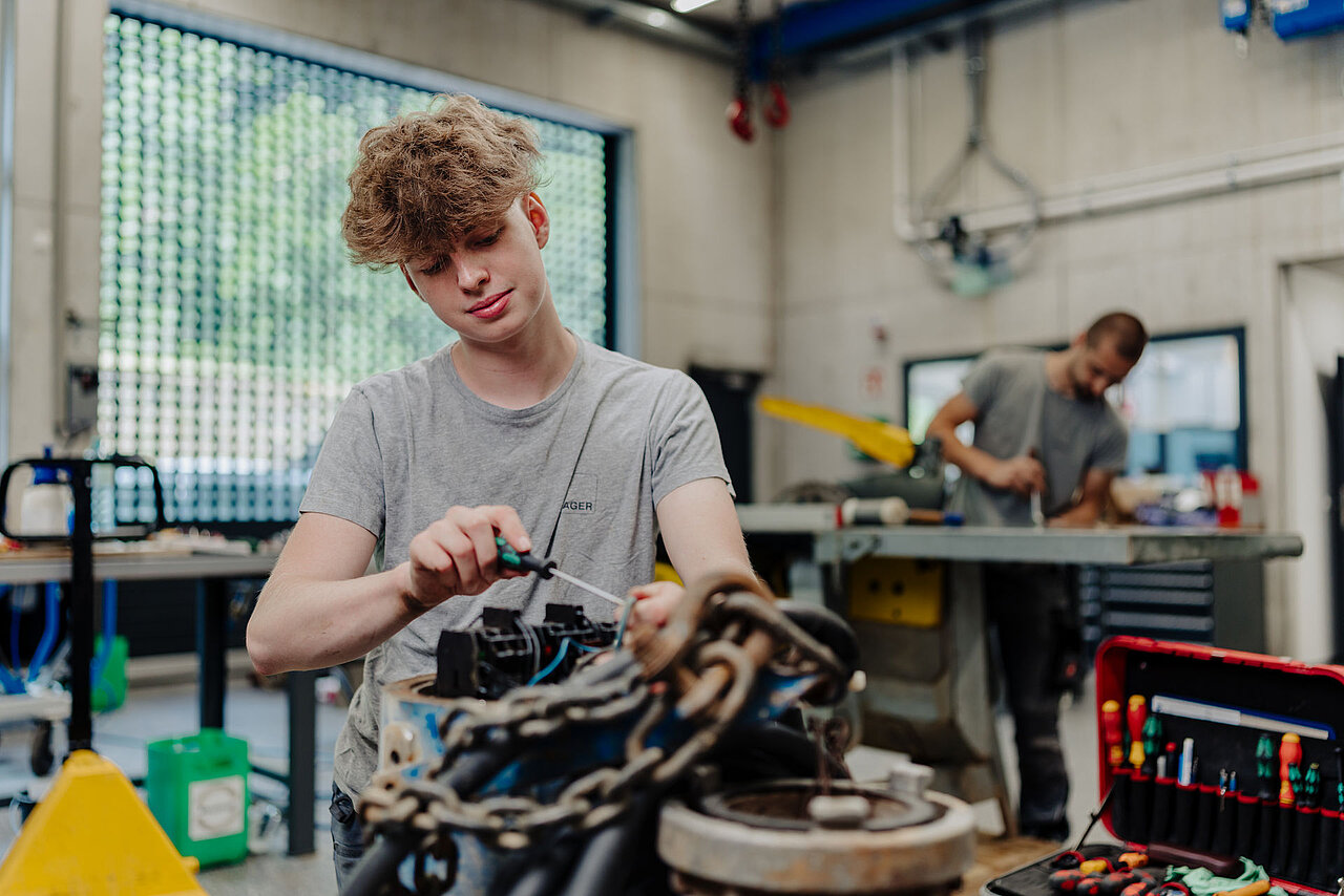 Jäger Bau Lehrling Elektrotechnik bei der Arbeit