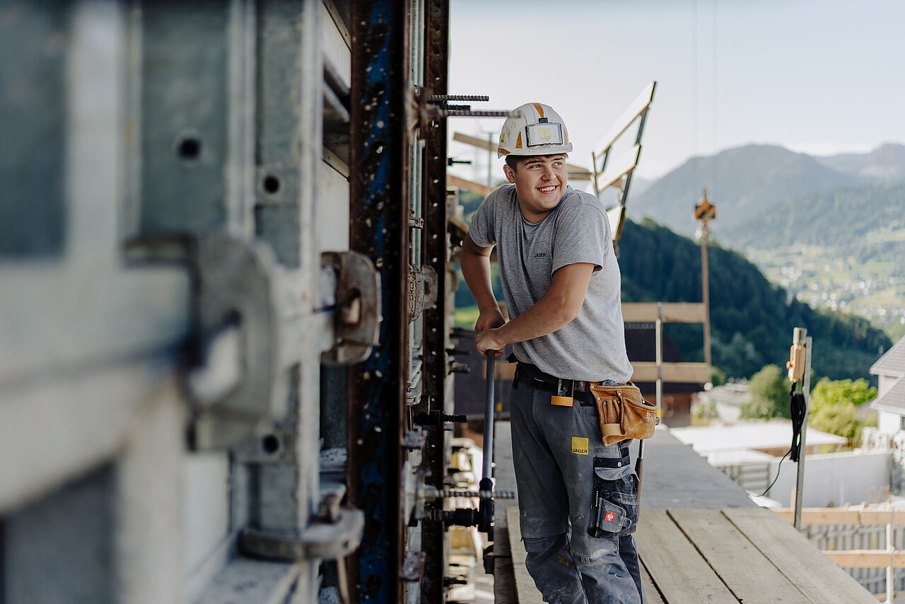 Hochbau Lehrling bei Jäger Bau bei der Arbeit