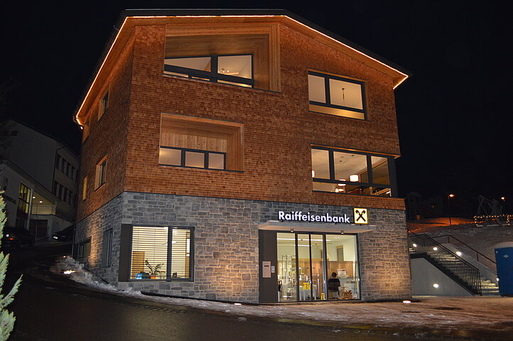 Außenaufnahme Raiffeisenbank St. Gallenkirch bei Nacht