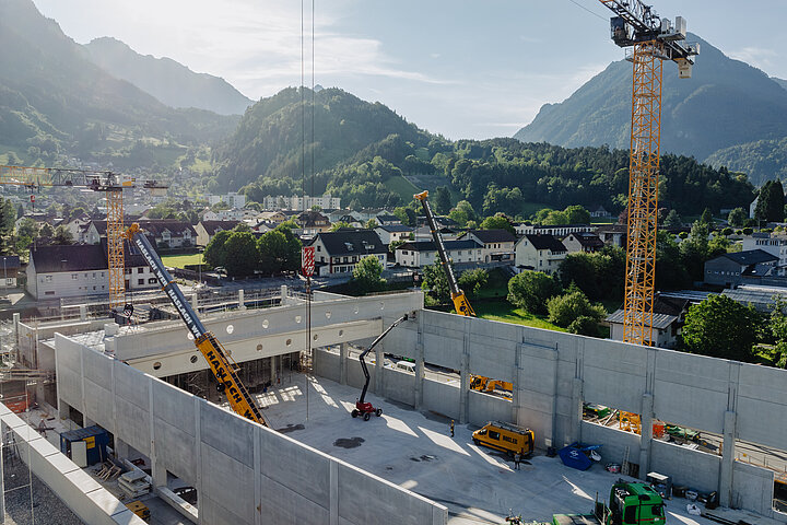 Appreturhalle 6 Getzner Textil Baustellenueberblick mit Bergkulisse im Hintergrund