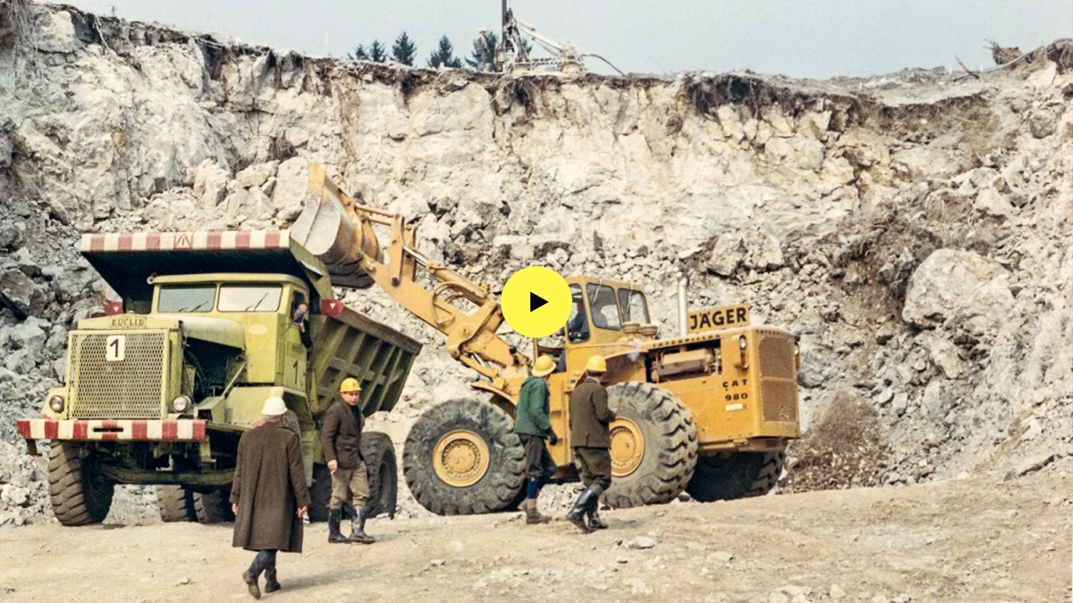 Jäger Bau Mitarbeiter auf der Baustelle am Telefonieren mit Plan in der Hand