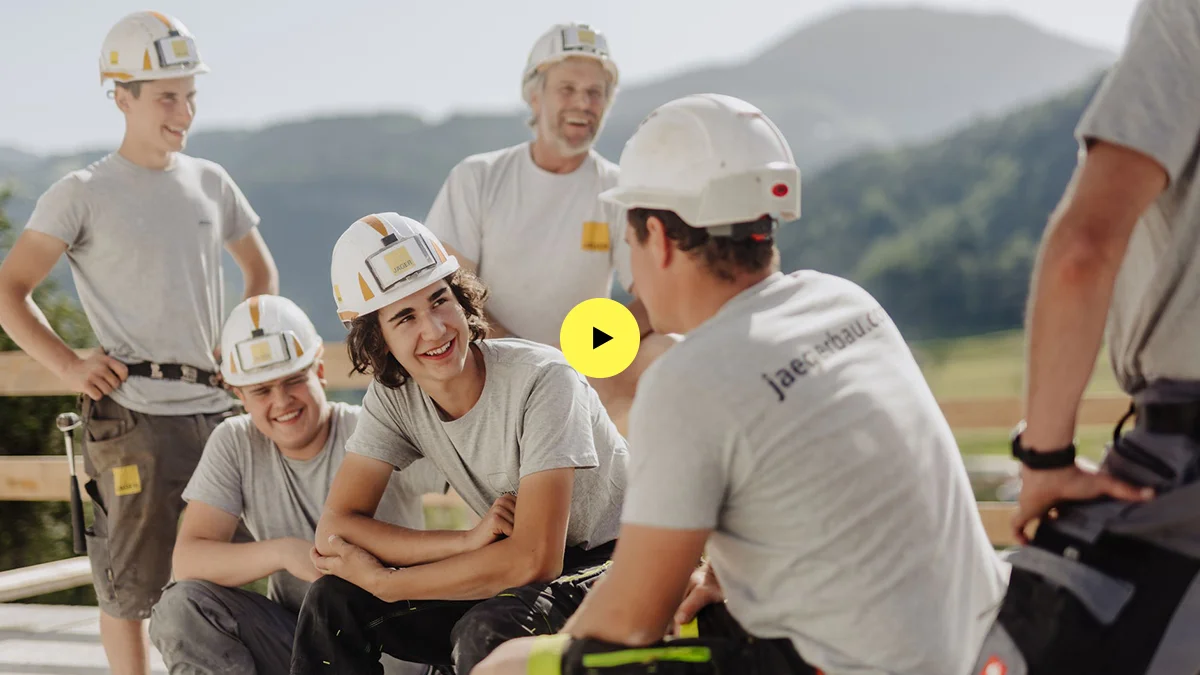 Jäger Bau Mitarbeiter auf der Baustelle am Telefonieren mit Plan in der Hand